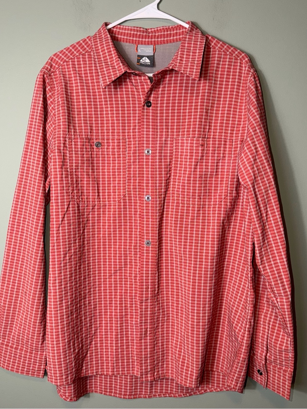 Nike ACG Men’s button-up shirt vented back red/white check pocket Large
